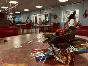 Décoration pour les festivités lors d'une soirée dans la salle de repas